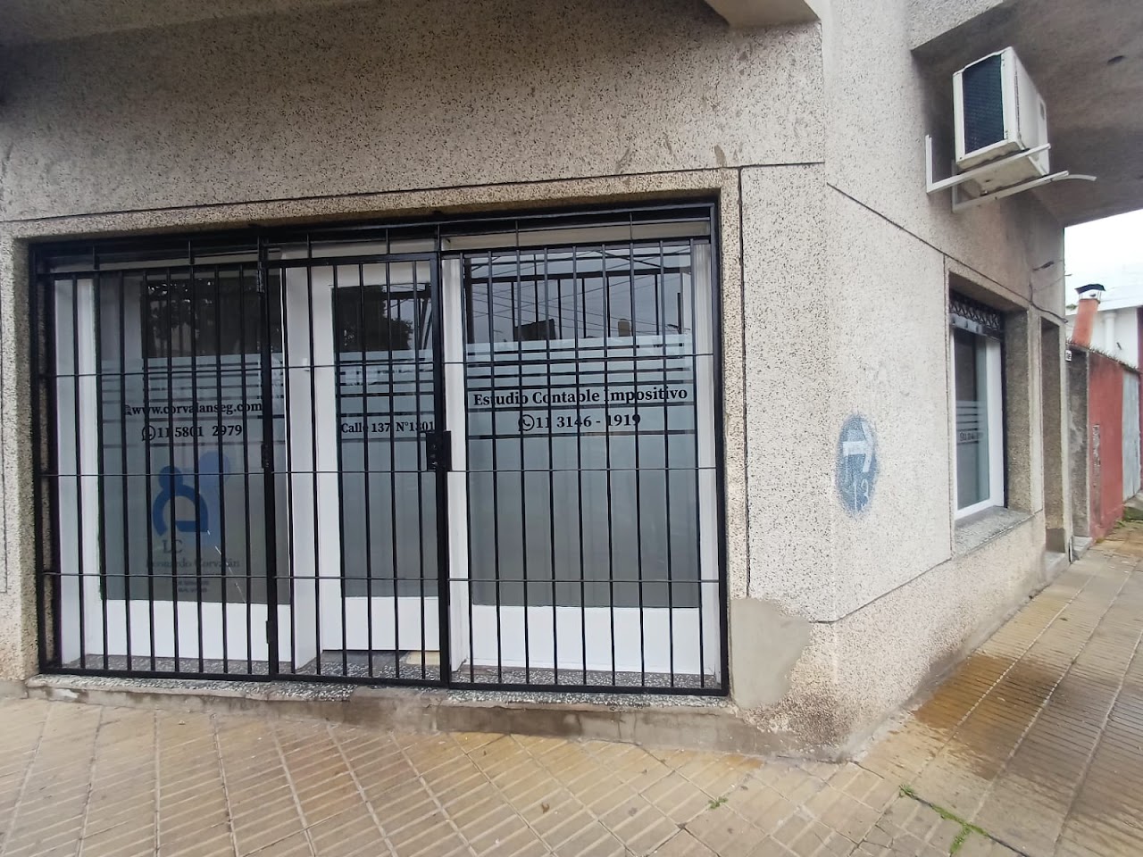 Oficina moderna de Estudio Contable Gondar en Berazategui, destacando sobriedad y profesionalismo corporativo